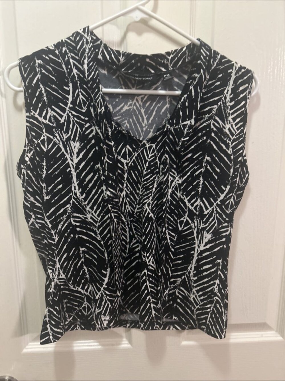 Briggs New York Women's Blouse V-Neck Knot V-neck Black & White Petite M